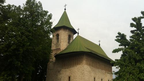 Biserica - vedere exterioară