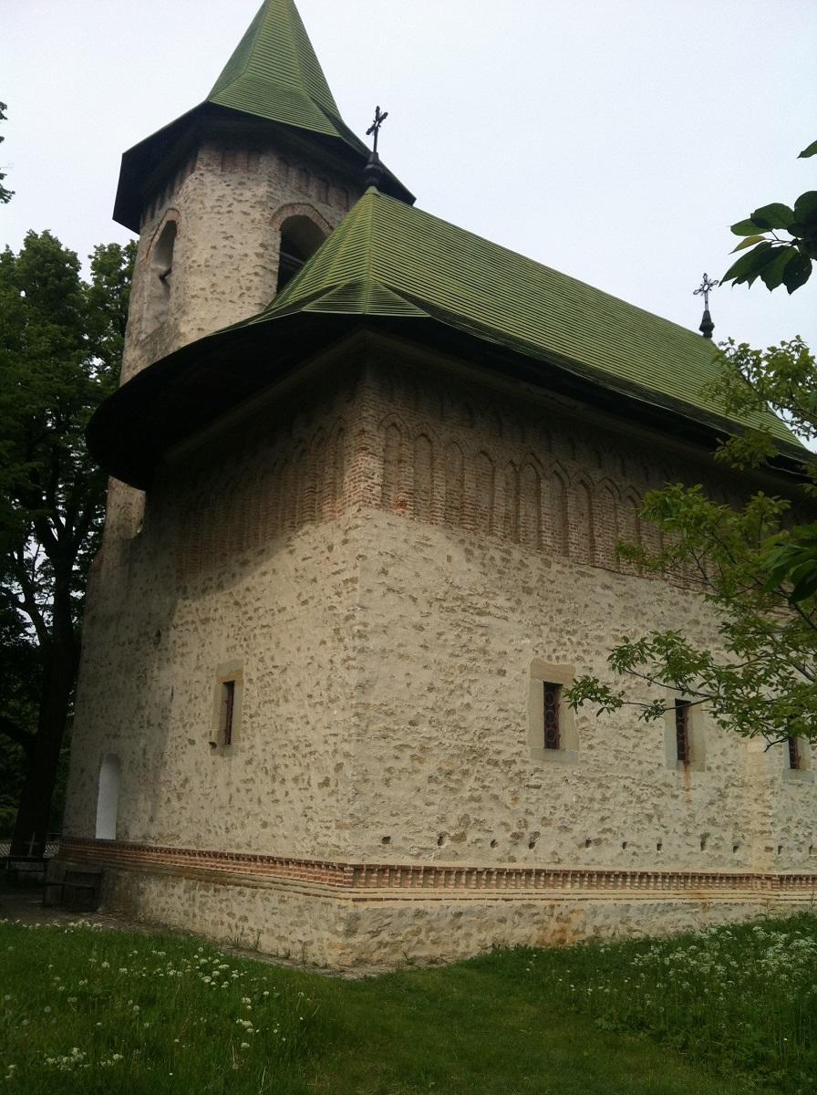 Biserica - vedere exterioară